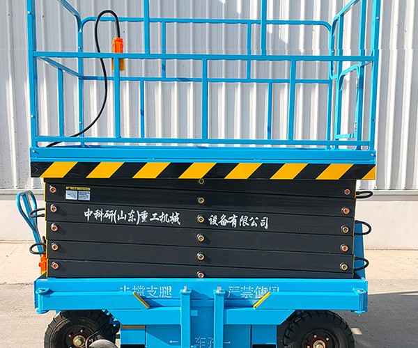 利通自行走升降机